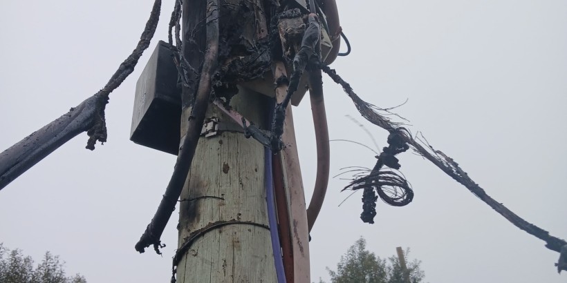 Tablero eléctrico sobre la calle Cacique Prafil
