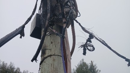 Tablero eléctrico sobre la calle Cacique Prafil