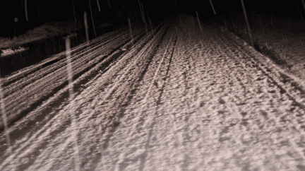 7 hs. Bajada del Agrio. Calzada con acumulación de nieve. Personal y equipos de Vialidad Nacional operando. Nevando